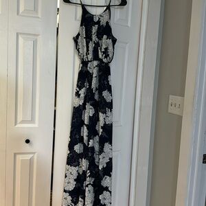 Everly from Fransceca’s navy and white floral print dress.